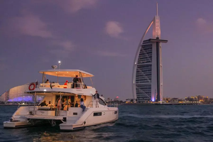 Luksusyachtkrydstogt i Dubai med det ikoniske Burj Al Arab