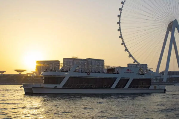 Sonnenuntergangs-Kreuzfahrt in der Dubai Marina
bei Sonnenuntergang.