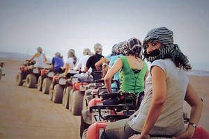 ATV kullanan insanlar