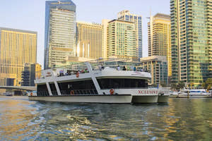 Xclusive middagskrydstogt i Dubai, specifikt på en luksusyacht i Dubai Marina.
