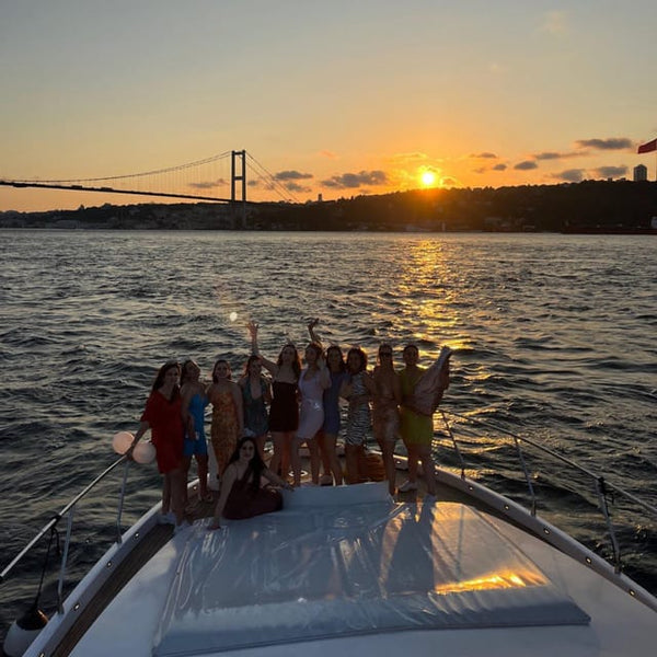 Istanbul Bosphorus Sunset Yacht Cruise with Snacks