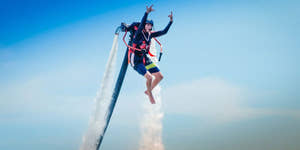 Dreng, der nyder jetpack