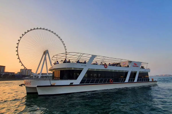 Dinner-Kreuzfahrt in der Dubai Marina bei Sonnenuntergang.