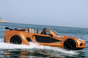 Mand kører Jet Car