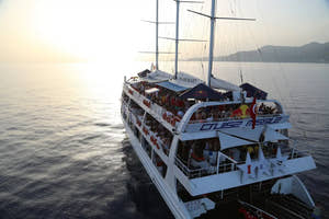 Starcraft Night Disco Luxury Yacht Cruising