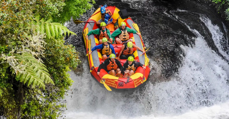 Люди наслаждаются рафтингом по реке Аланья
