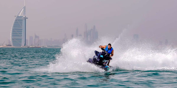 Mann auf einem Jet-Ski vor dem Burj Al Arab