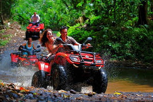 Folk kører ATV/quad