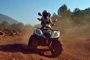 Folk kører ATV/quad i terrænet