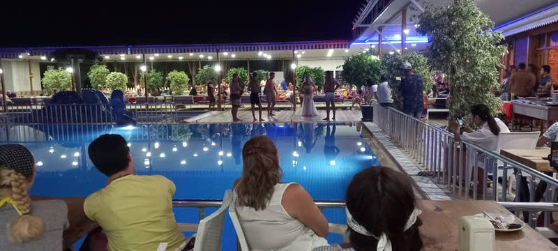 Gäste genießen eine Pool-Show