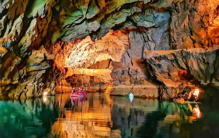 Besucher in der Altinbesik Cave