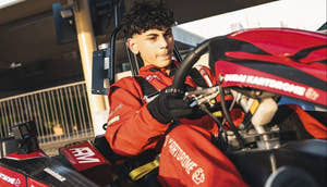 Dreng kører gokart