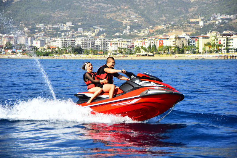 People enjoing jet ski in Alanya