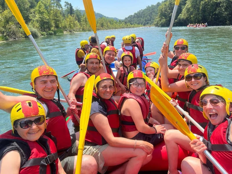 Gäste genießen Wildwasser-Rafting