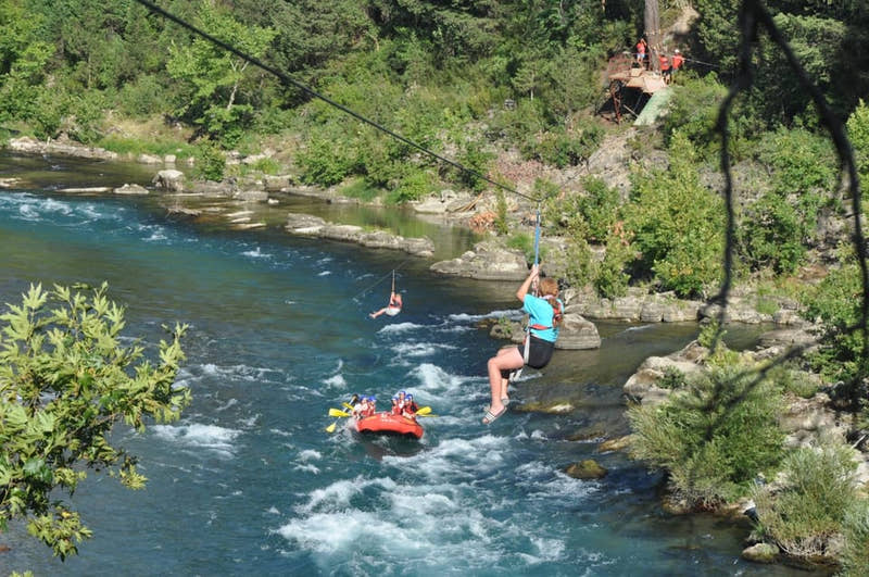 Mädchen genießt die Zipline