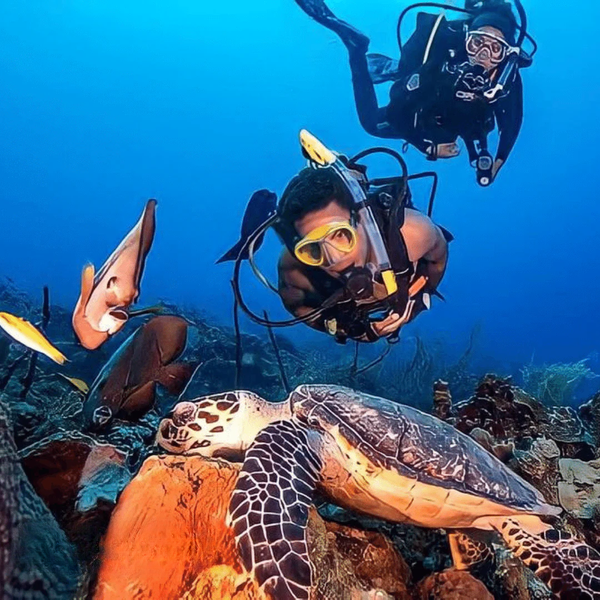 Couple scuba diving in Alanya