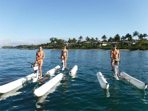 Люди катаются на гидроциклах