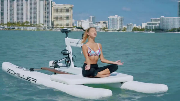 Девушка сидит на водном велосипеде