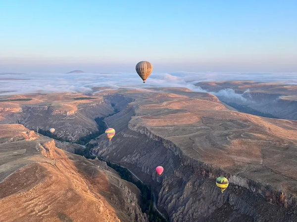 Luftballonflyvning i Kappadokien i Soğanlı-dalen