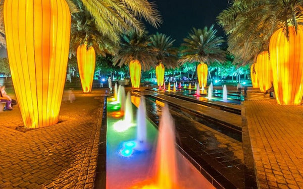 Dubai Glow Garden'daki Parlayan Palmiye Ağaçları