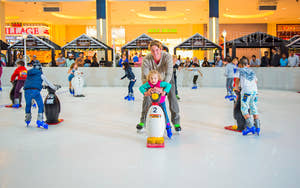 Børn, der skøjter i Dubai Ice Rink