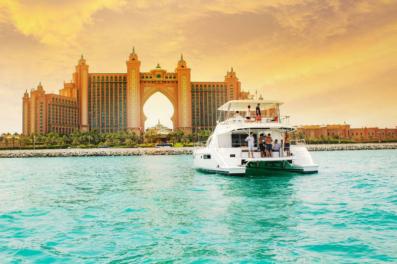 Tour in Dubai - Fahrt entlang der Palm Jumeirah mit Blick auf das Atlantis