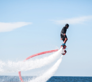 Dreng på flyboard