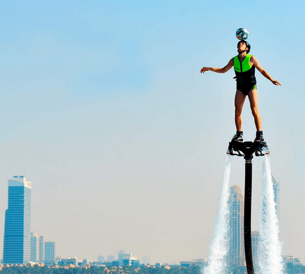 Mann beim Flyboarding