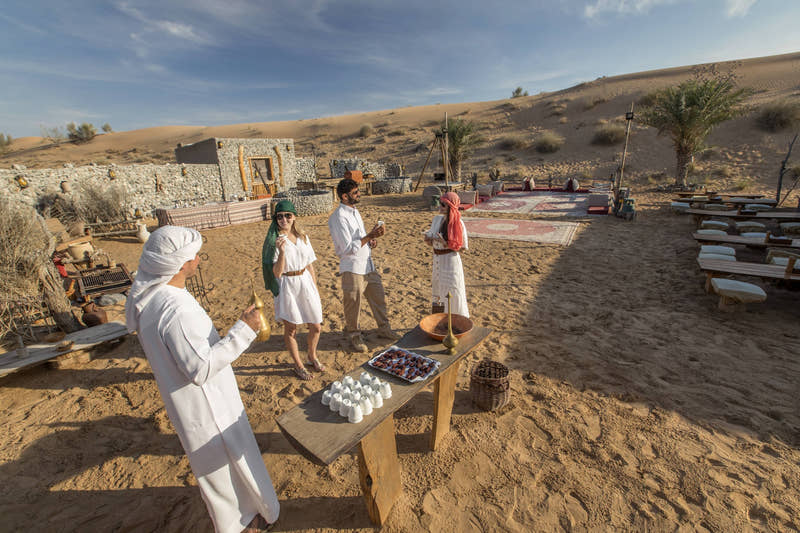 Traditionel arabisk kaffe og dadler serveret i heritage-lejren.