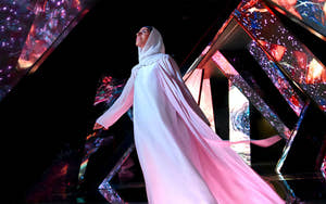 Model i Aya Universe, Dubai