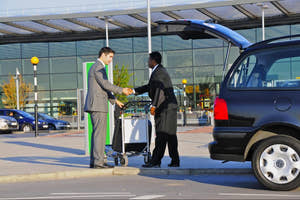 Erkekler el sıkışıyor