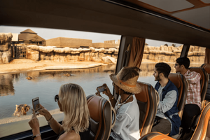 Besøgende nyder Explorer Village drive-through-safarien i Dubai Safari Park.