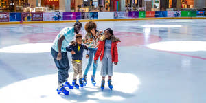 Børn i Dubai Ice Rink