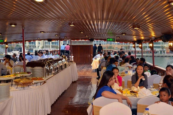 Gäste genießen Abendessen an Bord einer Dhow Cruise