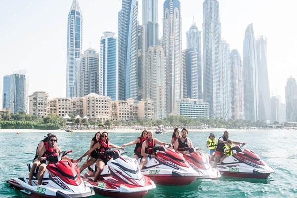Dubai'de Jet Ski Turları Neden Tek Başına Kiralamaktan Daha İyi?