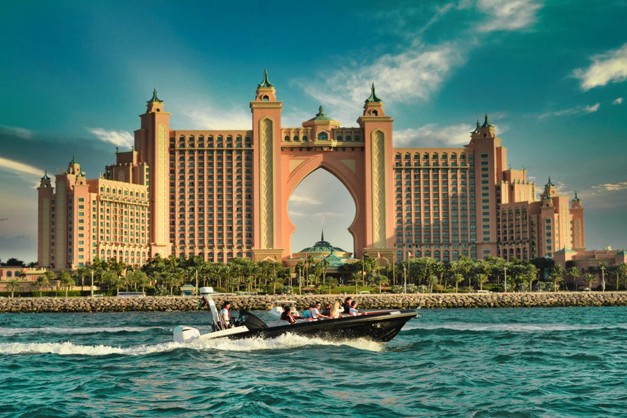 Erleben Sie das Abenteuer mit der aufregenden Dubai Black Boat Tour