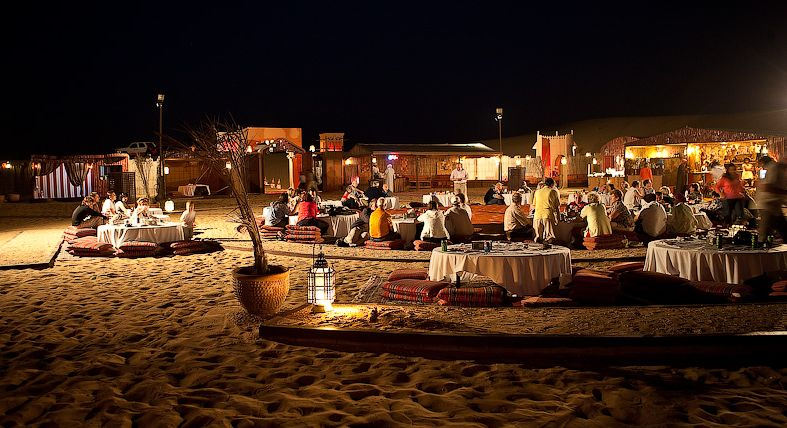Erleben Sie die Magie einer Wüstensafari mit Übernachtung in Dubai