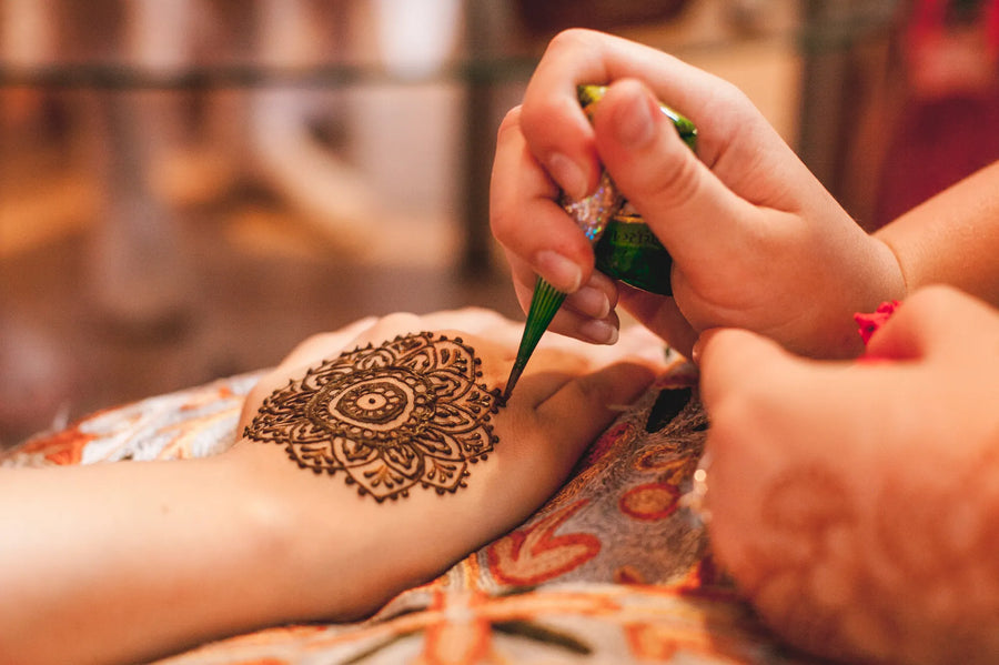 Henna-Kunst: Ein Erlebnis, das Sie bei Dubais Wüstensafaris unbedingt ausprobieren sollten