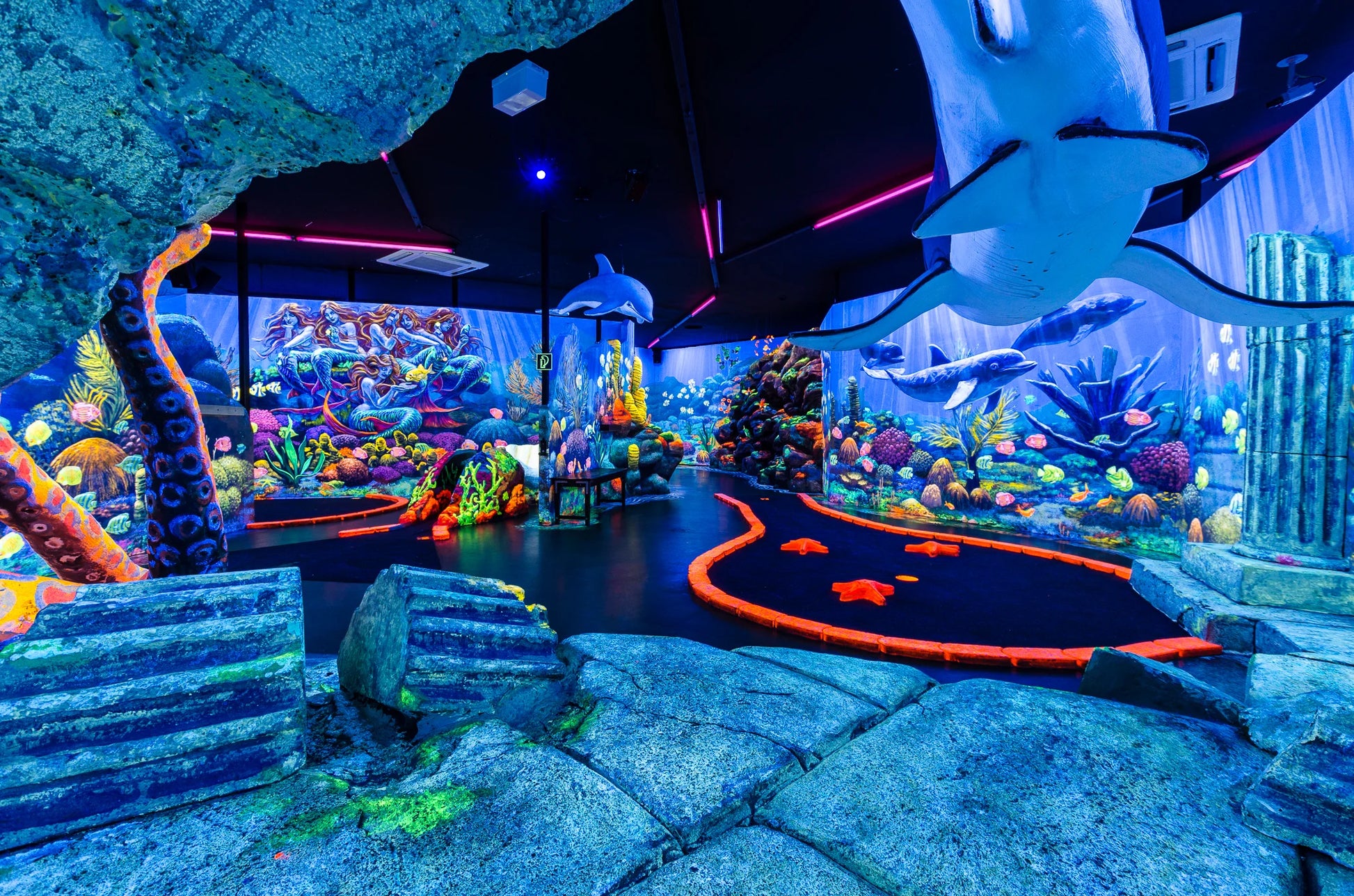 glow in the dark mini golf 