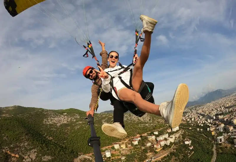 Mädchen beim Paragliding