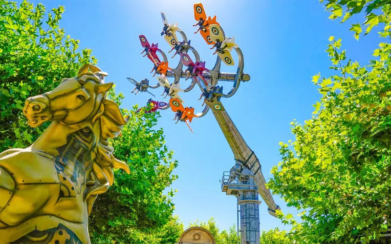 Heldagsbillet til forlystelsesparken Land of Legends og aftenshow med transport