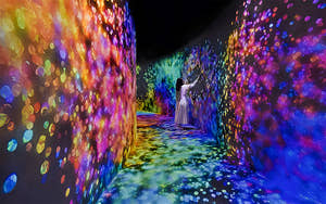 Dziewczyna w TeamLab Phenomena Abu Dhabi