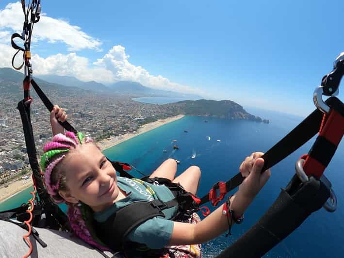 Mädchen beim Paragliding