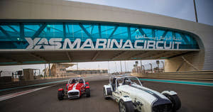 Biler kører løb på Yas Marina Circuit