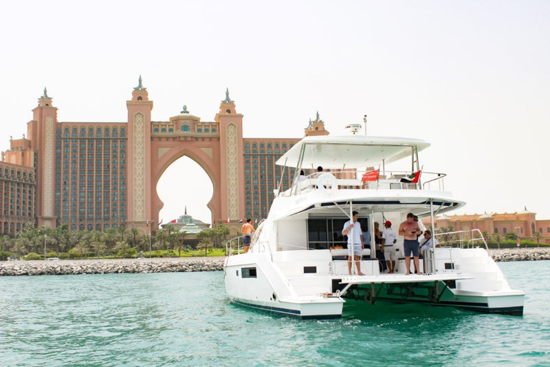 Tour in Dubai, cruising near the Palm Jumeirah with the Atlantis