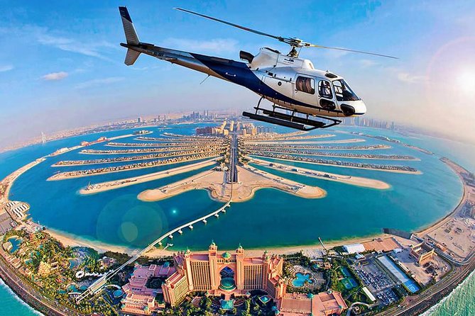 Dubai'de helikopterle Palm Jumeirah adaları özel olarak sergilendi.