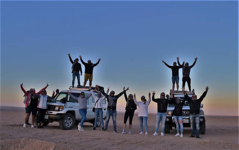 Hurghada 4x4 Jeep Wüstensafari mit Beduinendorf, BBQ & Show