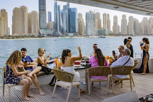 Touristen genießen eine Yachtfahrt