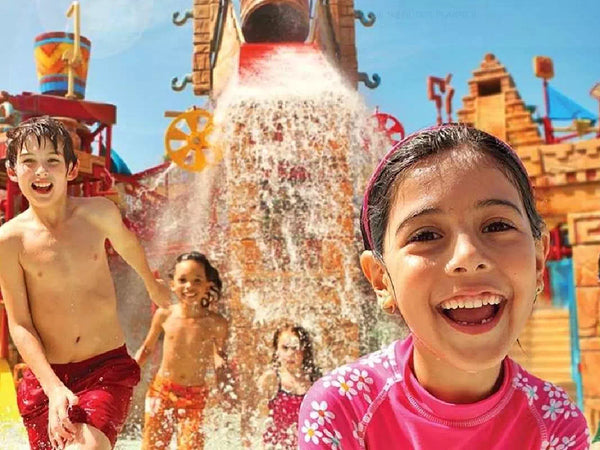 Atlantis Aquaventure Su Parkı'nda eğlenen çocuklar