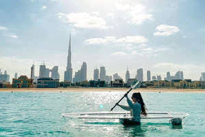 Kajak i Dubai med udsigt over byens skyline